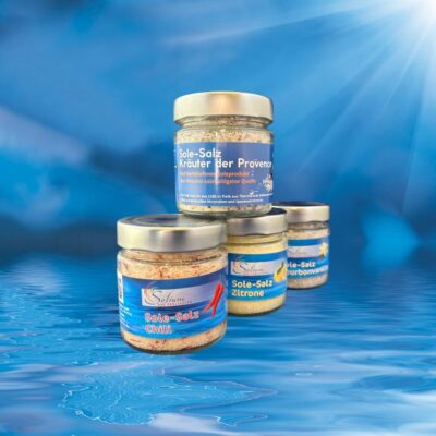 Abbildung der verschiedenen Sole-Salz-Sorten vor einem blauen Hintergrund.